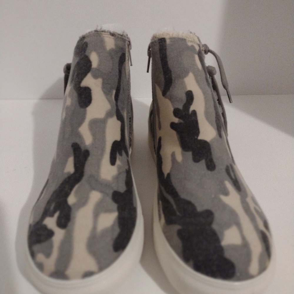 Womens Very G booties in camoflauge, Size 7 1/2